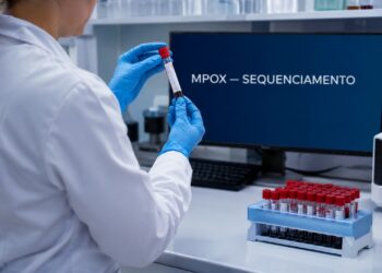 O sequenciamento genético ajuda a identificar mudanças do vírus mpox que exames comuns não mostram.