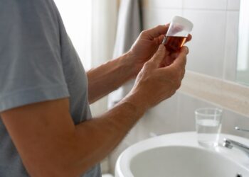 Observar mudanças na cor da urina pode ajudar a perceber sinais antes da dor aparecer.