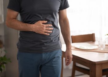 Movimentar o corpo após comer pode ajudar a aliviar a sensação de barriga estufada.