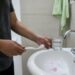 Sangramento ao escovar pode ser um primeiro aviso de inflamação na gengiva.