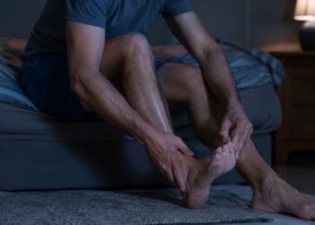 Alongar a panturrilha pode aliviar a contração dolorosa que interrompe o sono.