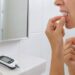 O sangramento frequente na gengiva pode ser um alerta para inflamação bucal ligada ao diabetes.