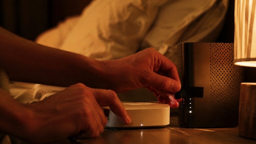 Pequenas fontes de luz durante a noite também podem interferir no descanso.