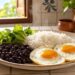 Segundo os especialistas em nutrição, o arroz com ovo oferece praticamente os mesmos benefícios proteicos que a carne vermelha