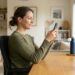 Postura em foco: como passar horas curvado no celular afeta você