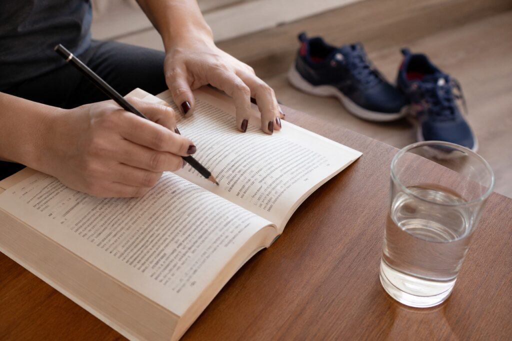 Leitura, pausas e movimento ajudam a transformar a rotina sedentária em um cuidado mais equilibrado.