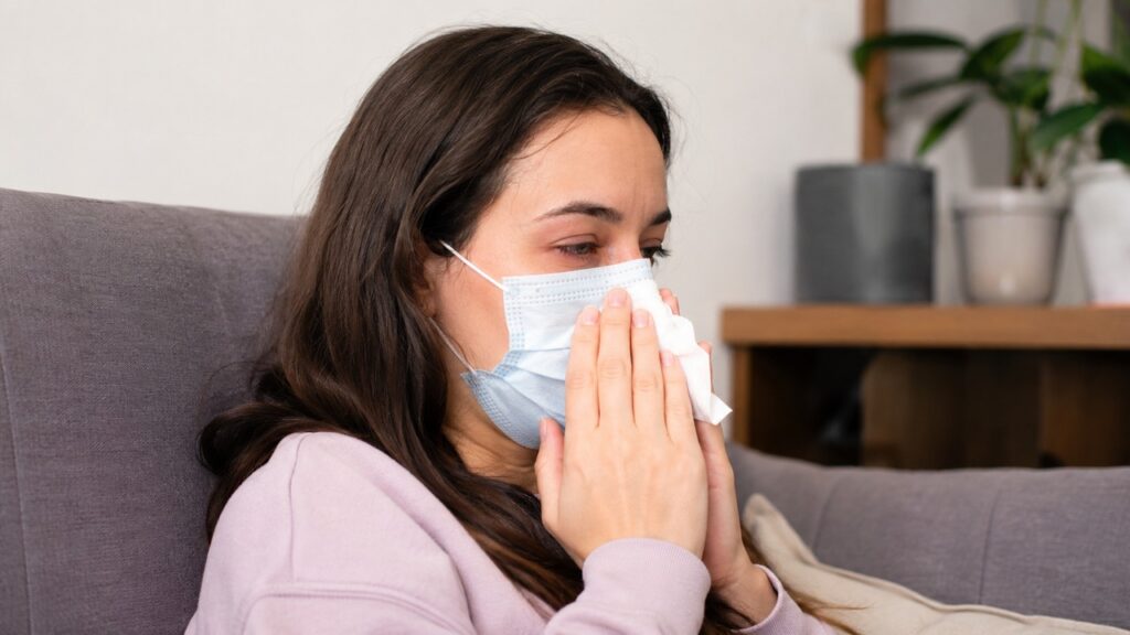 Tosse, coriza e olhos vermelhos antes das manchas podem ser sinais iniciais de sarampo após viagem.