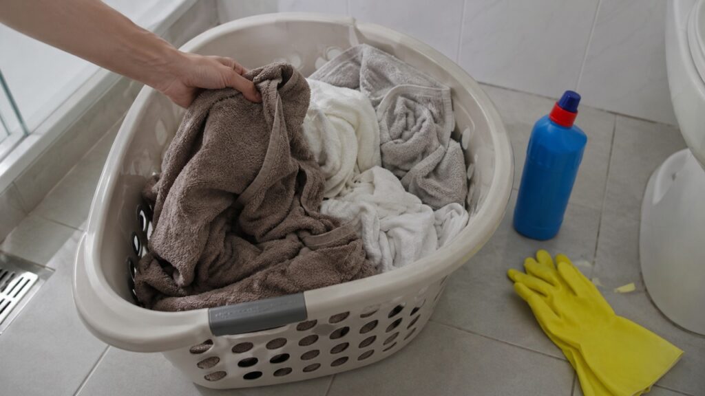 Separar roupas e limpar superfícies reduz o risco de transmissão entre familiares.