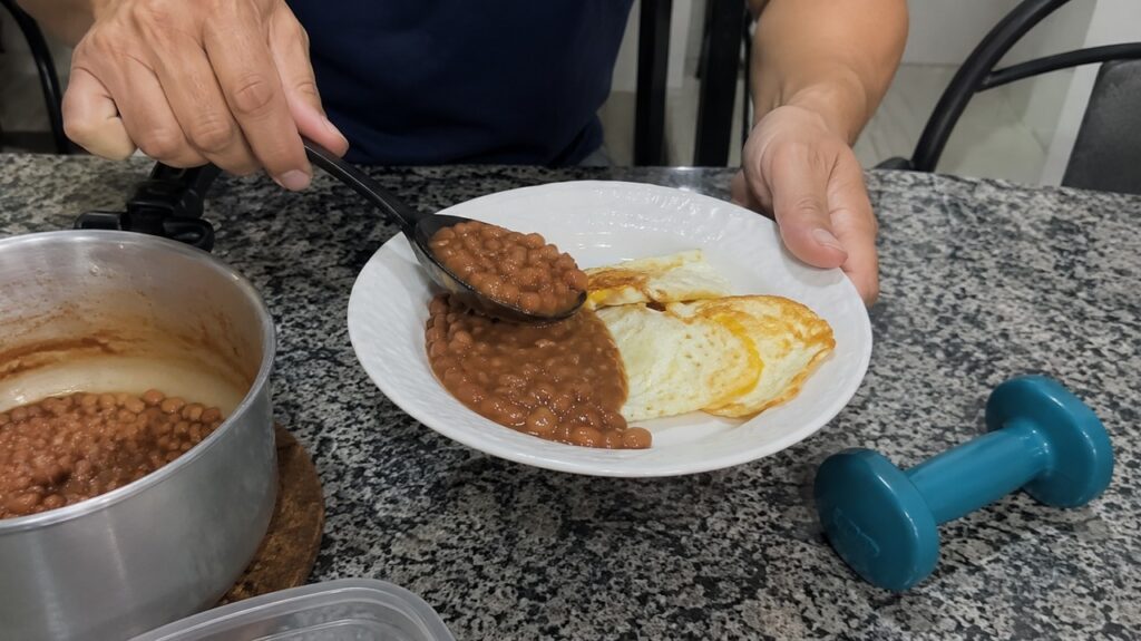 Proteína adequada e treino de força ajudam a reduzir o risco de perda de massa magra.