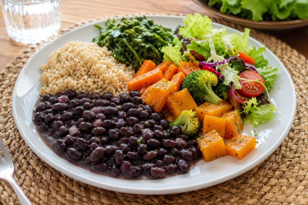 Combinar leguminosas, vegetais e cereais integrais ajuda a aumentar o consumo diário de fibras.