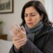 Dedos que mudam de cor no frio podem indicar Raynaud e merecem observação.