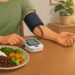 Controlar a pressão alta envolve reduzir o sódio e melhorar a qualidade da alimentação.