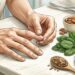 As unhas fracas e quebradiças não se devem apenas à idade, mas também à deficiência de nutrientes e ao contato com produtos químicos