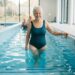 Como usar exercícios na água para aliviar a dor da artrose no joelho?