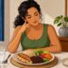 A vontade de comer doce logo após o almoço nem sempre é hábito: pode ser sinal de uma refeição pobre em proteínas e fibras