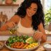 Por que incluir gorduras boas nas refeições melhora a absorção de vitaminas e prolonga a saciedade, segundo a ciência