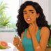 Qual deficiência de vitamina está associada a sangramento nas gengivas e cicatrização lenta de feridas