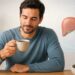 Café sem açúcar pode fazer parte de uma rotina de cuidado com o fígado.