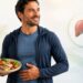 Dieta mediterrânea e exercício regular podem apoiar o cuidado com o fígado gorduroso.