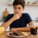 O consumo frequente de ultraprocessados pode aumentar o risco de excesso de peso na adolescência.