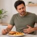 Dor do lado direito da barriga após comida gordurosa pode indicar cálculo biliar.