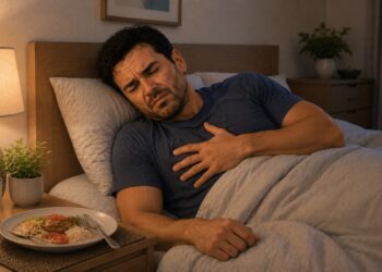 Refluxo ao deitar pode piorar quando o jantar é feito muito tarde.