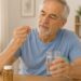 A suplementação de vitamina D após os 75 anos deve considerar riscos e benefícios individuais.
