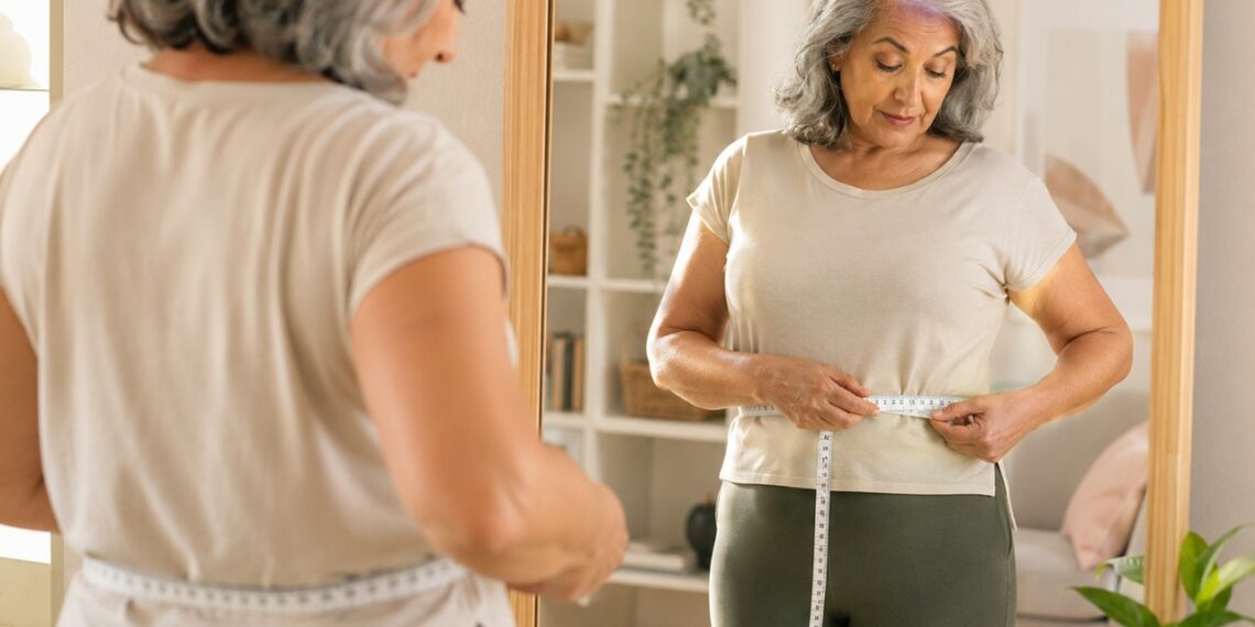 Aumento da barriga na menopausa pode estar ligado a mudanças hormonais e resistência à insulina.