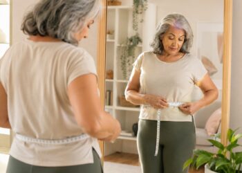 Aumento da barriga na menopausa pode estar ligado a mudanças hormonais e resistência à insulina.