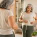 Aumento da barriga na menopausa pode estar ligado a mudanças hormonais e resistência à insulina.
