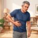 Dor em faixa de um lado do corpo pode surgir antes das bolhas do herpes-zóster.