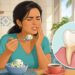 A sensibilidade nos dentes ao consumir alimentos quentes ou gelados nem sempre é cárie: pode ser um sinal de esmalte desgastado ou retração da gengiva