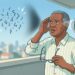 Ver pontos escuros flutuando na visão nem sempre é cansaço nos olhos e pode ter ligação com alterações no gel interno do olho