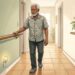 Como melhorar o equilíbrio e reduzir o risco de quedas em casa depois dos 60 anos