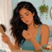Qual deficiência de vitamina está associada à queda de cabelo e às unhas fracas em mulheres