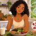 Quem segue dieta vegana precisa mesmo suplementar vitamina B12? O que a ciência recomenda