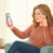 A necessidade de afastar o celular para ler pode ser um sinal comum de presbiopia após os 40 anos.