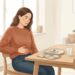 Barriga estufada e arrotos depois de comer podem estar relacionados à indigestão.