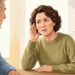 Dificuldade para entender conversas, especialmente com ruído, pode ser um sinal de perda auditiva.