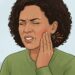 Estalo no maxilar acompanhado de dor pode indicar sobrecarga ou disfunção temporomandibular.