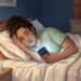 Usar o celular perto da hora de dormir pode dificultar o início do sono.
