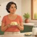 A osteoporose em mulheres após a menopausa não se deve apenas à queda do estrogênio, mas também ao baixo consumo de vitamina K2, que direciona o cálcio para os ossos em vez das artérias