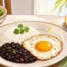 Arroz com feijão e ovo: o que essa combinação realmente entrega de proteína e onde ela perde para a carne