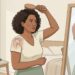 Dor e rigidez no ombro que pioram aos poucos e dificultam até pentear o cabelo podem indicar capsulite adesiva