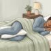 Dormir de barriga para cima ou de lado: qual posição protege a coluna durante a noite?