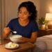 Ovo cozido ou iogurte natural antes de dormir: qual é superior para o sono, a massa muscular e o controle da fome noturna