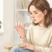 Dedos que ficam brancos no frio e vermelhos ao aquecer podem indicar fenômeno de Raynaud.
