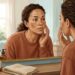 Manchas escuras e simétricas no rosto podem ser sugestivas de melasma.