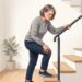 Dor no joelho ao subir escadas e rigidez após repouso podem estar relacionadas à osteoartrite.