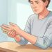 Formigamento no mindinho e no anelar com o cotovelo dobrado pode indicar compressão do nervo ulnar.